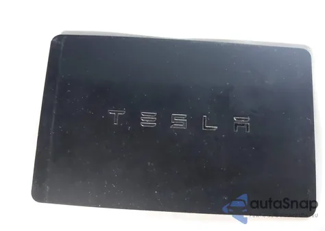 2018 Tesla Model 3 Long Range/Mid Range z USA, uszkodzony, nr VIN 5YJ3E1EAXJF052258